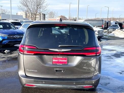 Used 2023 Chrysler Pacifica Touring-L image 8