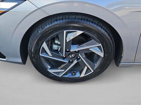 Used 2025 Hyundai Elantra Limited image 24