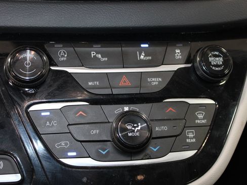 Used 2024 Chrysler Pacifica Touring-L FWD image 32