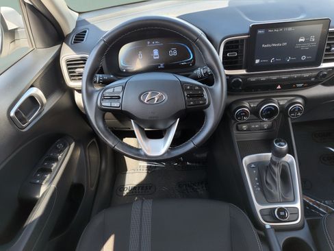 Used 2024 Hyundai Venue SEL FWD image 11