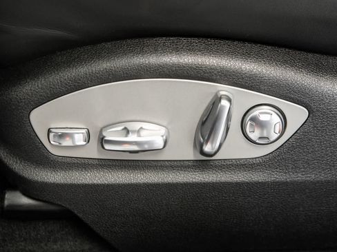 Certified 2025 Porsche Macan AWD/4WD image 19