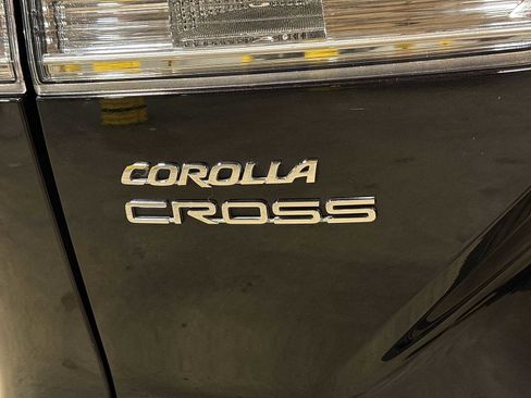 Used 2022 Toyota Corolla Cross LE w/ Moonroof Package AWD/4WD image 25