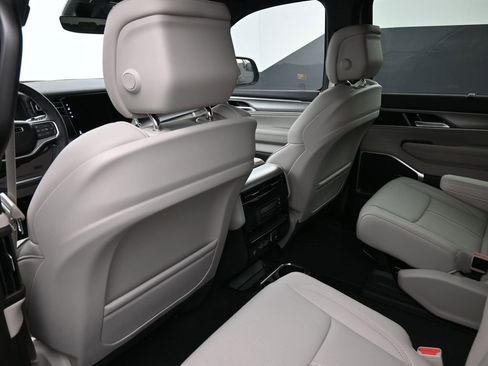 New 2025 Jeep Wagoneer Series II w/ Convenience Group I image 10