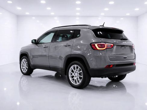 Used 2023 Jeep Compass Latitude w/ Sun and Sound Group AWD/4WD image 3
