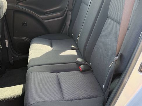 Used 2005 Pontiac Vibe w/ Power Group Value Package FWD image 28