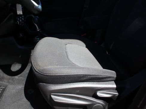 Used 2015 Jeep Renegade Latitude FWD image 49