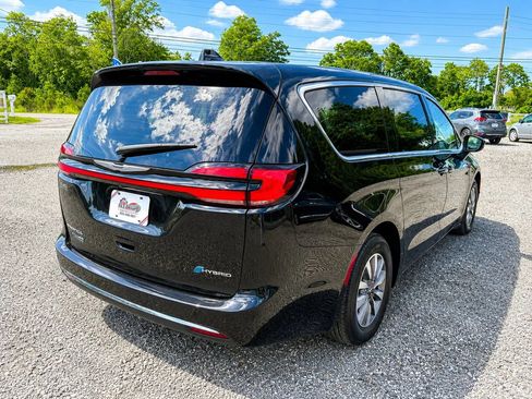 Used 2023 Chrysler Pacifica Touring-L FWD image 6