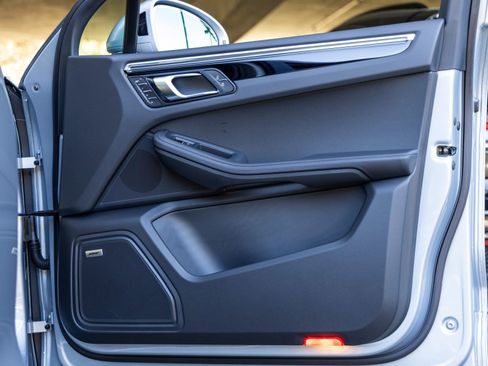 New 2026 Porsche Macan image 51