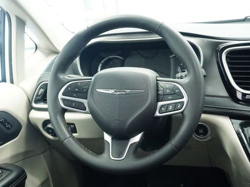 Used 2024 Chrysler Pacifica Limited FWD image 25