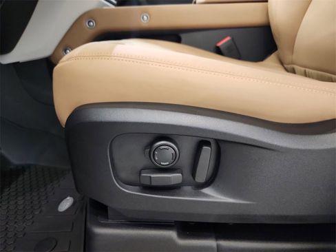 Used 2025 Land Rover Defender 110 S image 17