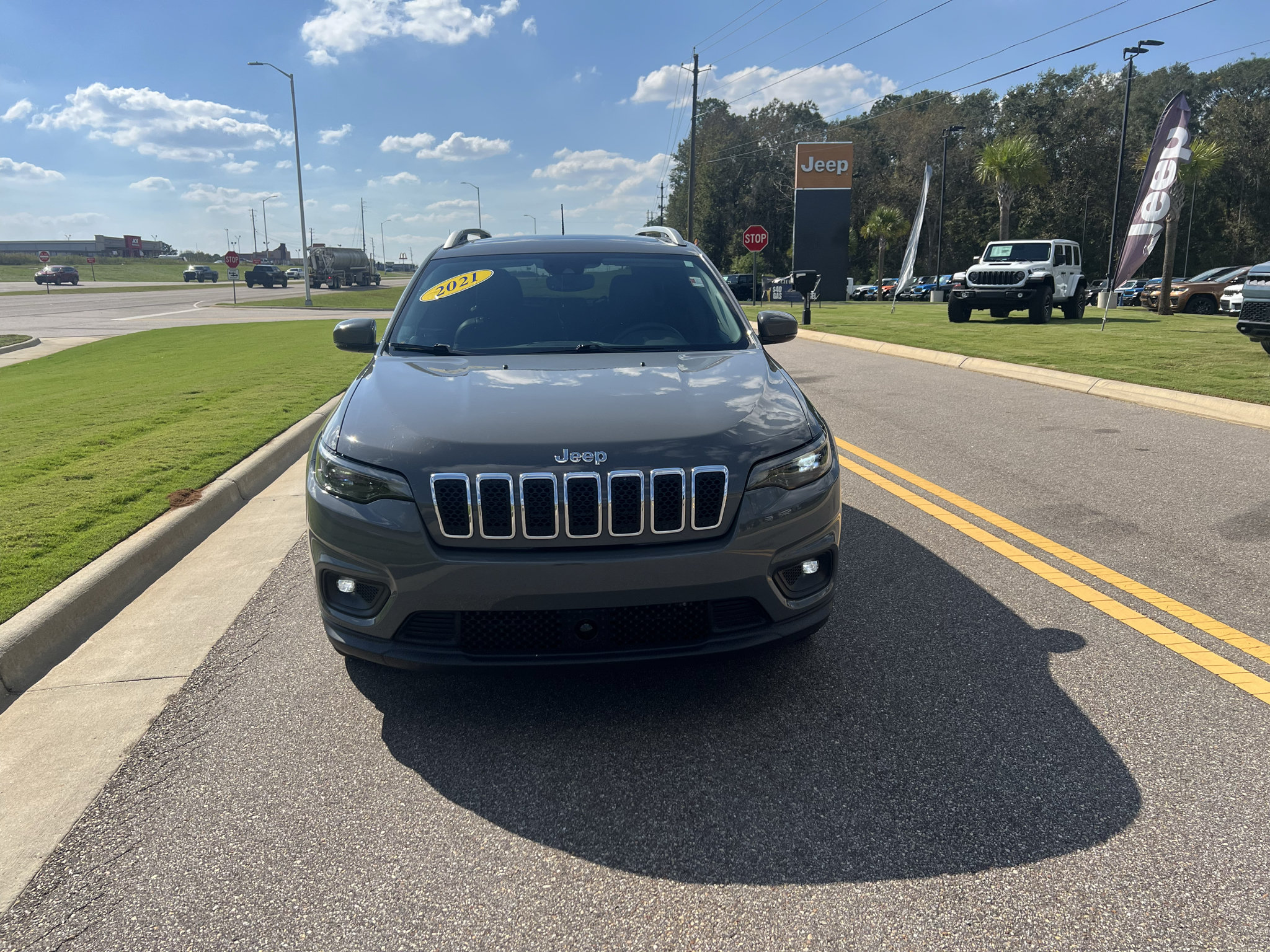 Used 2021 Jeep Cherokee Latitude Lux w/ Sun & Sound Group FWD image 2