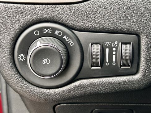 Used 2020 Jeep Cherokee Latitude Plus w/ Cold Weather Group AWD/4WD image 27