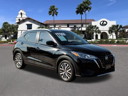 Used 2021 Nissan Kicks SV image 1