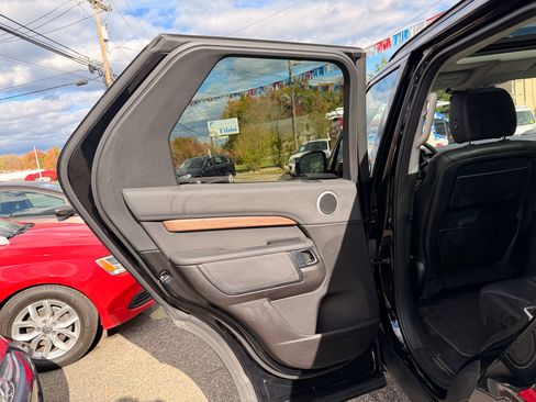 Used 2017 Land Rover Discovery HSE image 14