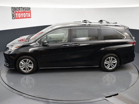 Used 2023 Toyota Sienna Limited image 27