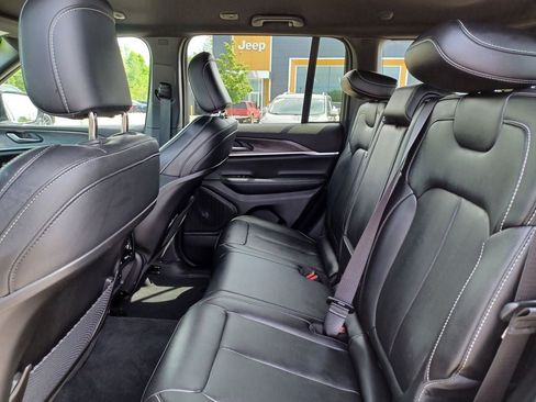 Used 2024 Jeep Grand Cherokee Limited w/ Black Appearance Package AWD/4WD image 30