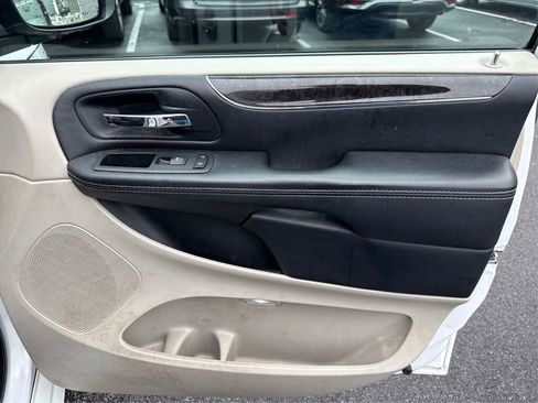 Used 2016 Chrysler Town & Country Touring FWD image 21