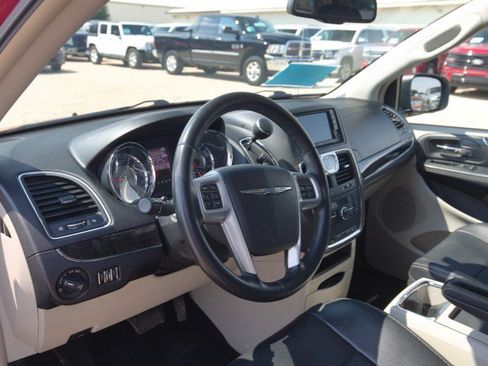 Used 2013 Chrysler Town & Country Touring FWD image 15