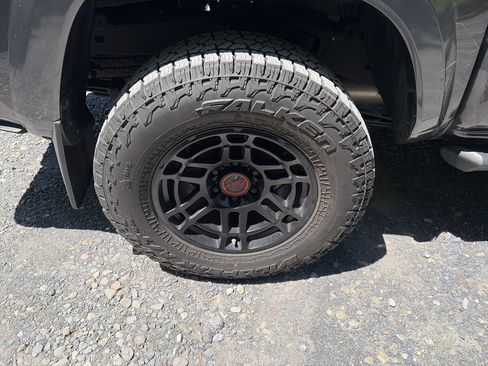 Used 2017 Toyota Tacoma TRD Sport w/ Tow Package (A/T) AWD/4WD image 13
