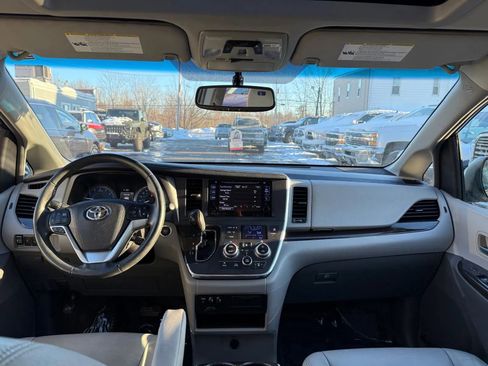 Used 2017 Toyota Sienna XLE Premium image 26