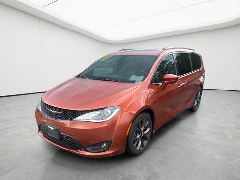 Used 2018 Chrysler Pacifica Touring-L Plus FWD image 27