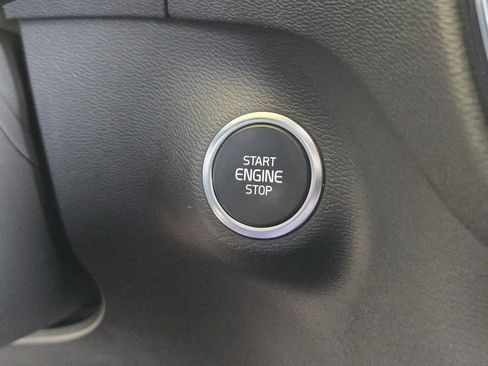 Used 2024 Volvo XC40 B5 Core image 31