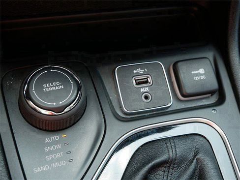 Used 2023 Jeep Cherokee Altitude Lux image 22