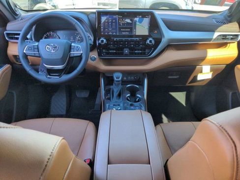 Used 2022 Toyota Highlander Platinum AWD/4WD image 15