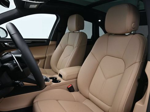 Certified 2026 Porsche Macan AWD/4WD image 5