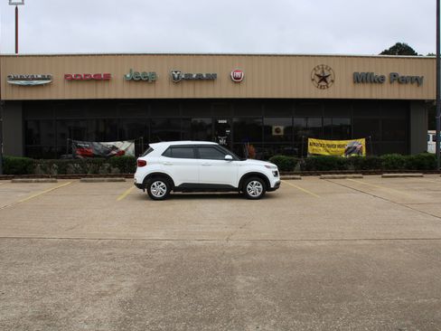 Used 2025 Hyundai Venue SE FWD image 5