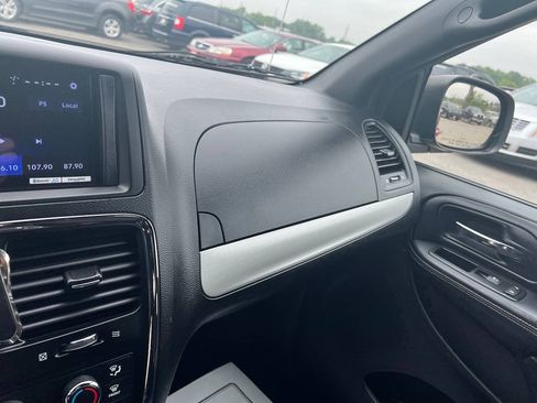 Used 2014 Dodge Grand Caravan SXT w/ Blacktop Package FWD image 15
