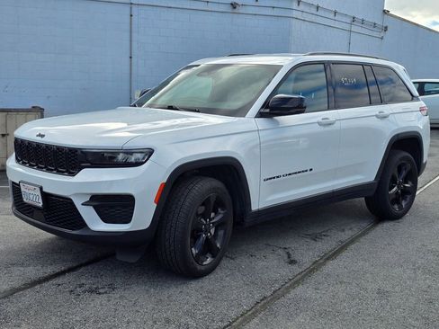 Used 2023 Jeep Grand Cherokee Altitude image 2