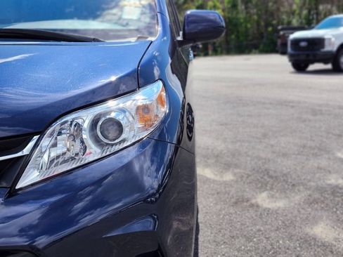 Used 2020 Toyota Sienna LE w/ LE Preferred Package FWD image 10