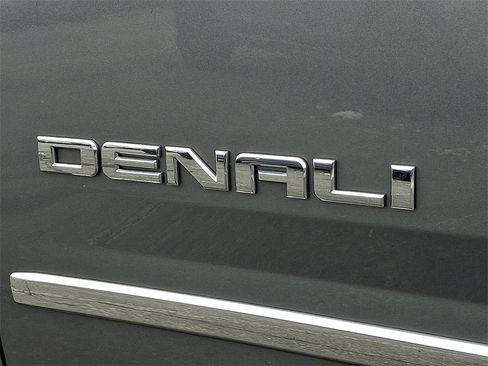 Used 2020 GMC Yukon Denali w/ Denali Premium Package image 32