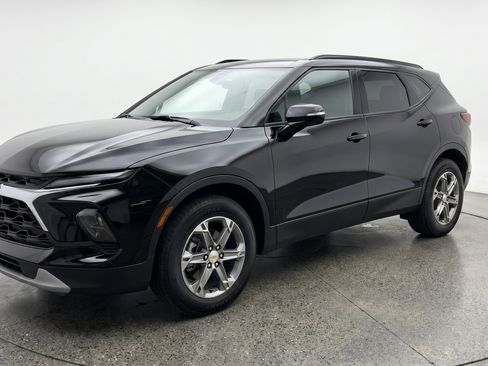 Used 2025 Chevrolet Blazer LT FWD image 3
