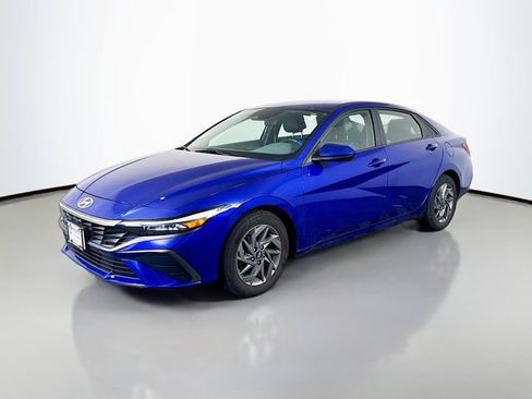 Used 2024 Hyundai Elantra SEL FWD image 2