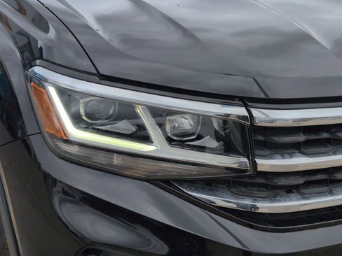 Used 2020 Volkswagen Atlas Cross Sport SE w/ Panoramic Sunroof Package image 11