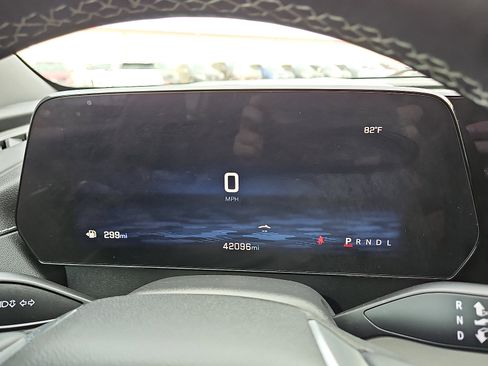 Used 2025 Chevrolet Traverse LT FWD image 19