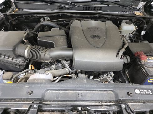 Used 2017 Toyota Tacoma TRD Off-Road w/ Premium & Technology Package image 12