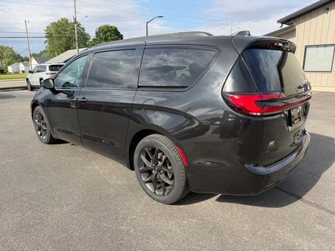 Used 2023 Chrysler Pacifica Touring-L w/ S Appearance Package FWD image 3