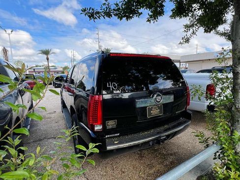Used 2010 Cadillac Escalade Premium RWD image 4