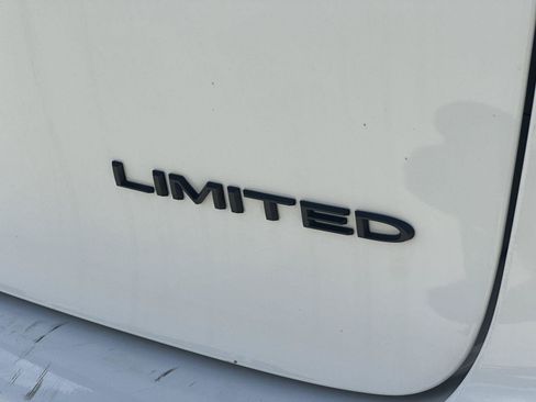 Used 2025 Chrysler Pacifica Limited FWD image 10