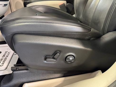Used 2023 Chrysler Pacifica Touring-L FWD image 13