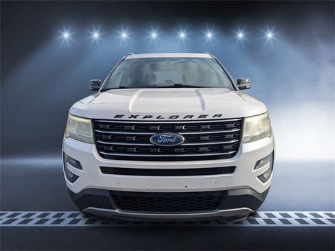 Used 2016 Ford Explorer XLT w/ Equipment Group 202A image 8