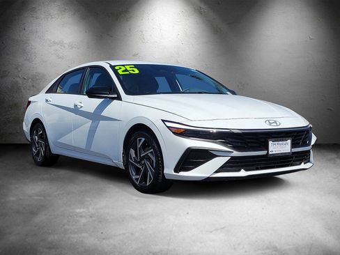 Used 2025 Hyundai Elantra Sport FWD image 2