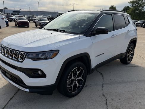 Used 2025 Jeep Compass Limited AWD/4WD image 2