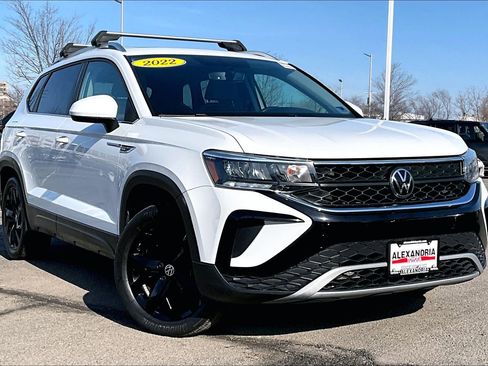 Used 2022 Volkswagen Taos SE w/ Panoramic Sunroof Package image 2