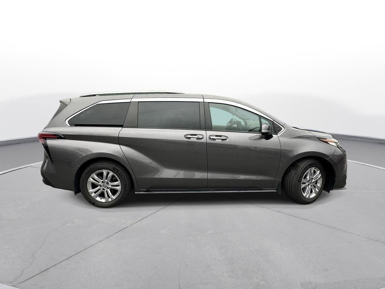Used 2023 Toyota Sienna Platinum AWD/4WD image 5