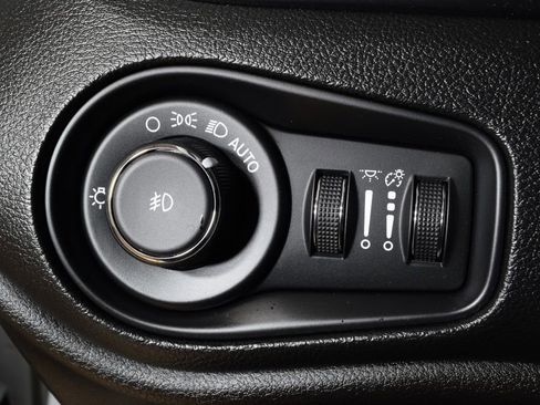 Used 2019 Jeep Renegade Limited w/ UConnect 8.4 Nav Group AWD/4WD image 17
