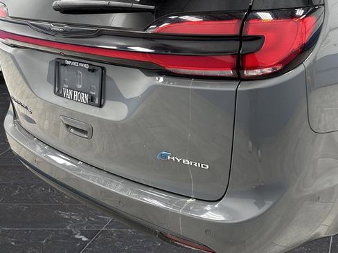 Used 2022 Chrysler Pacifica Limited w/ Uconnect Theater Family Group image 37